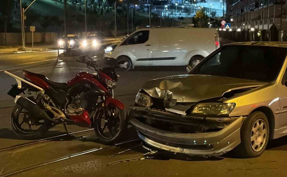 Otomobil ve motosiklet kafa kafaya çarpıştı: 2 yaralı