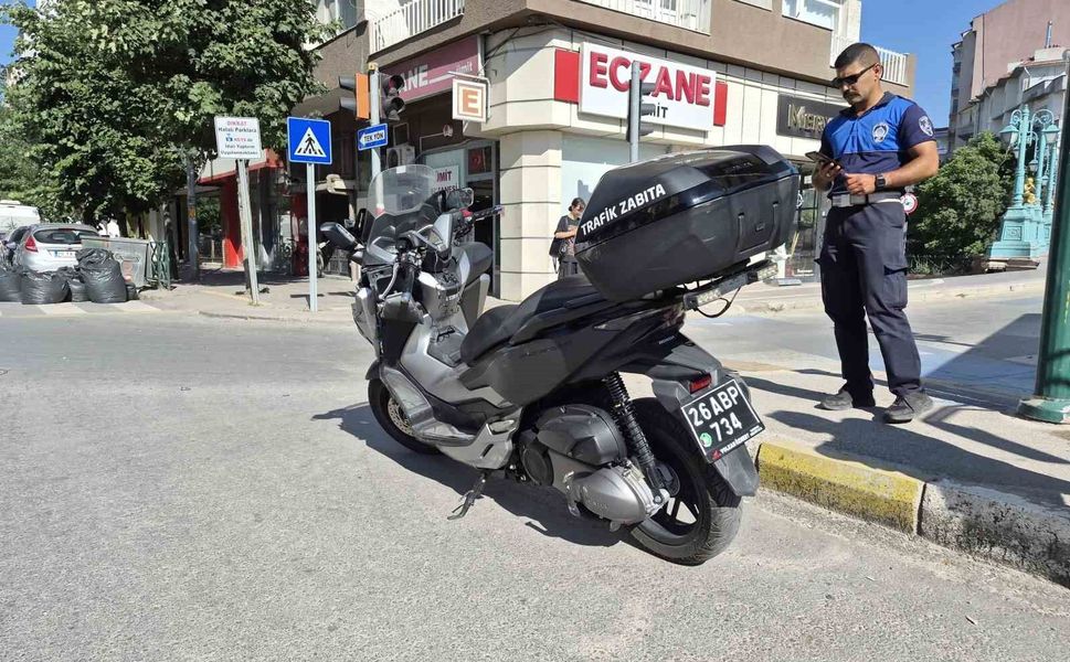 Otomobille çarpışan motosikletli trafik zabıtası yaralandı