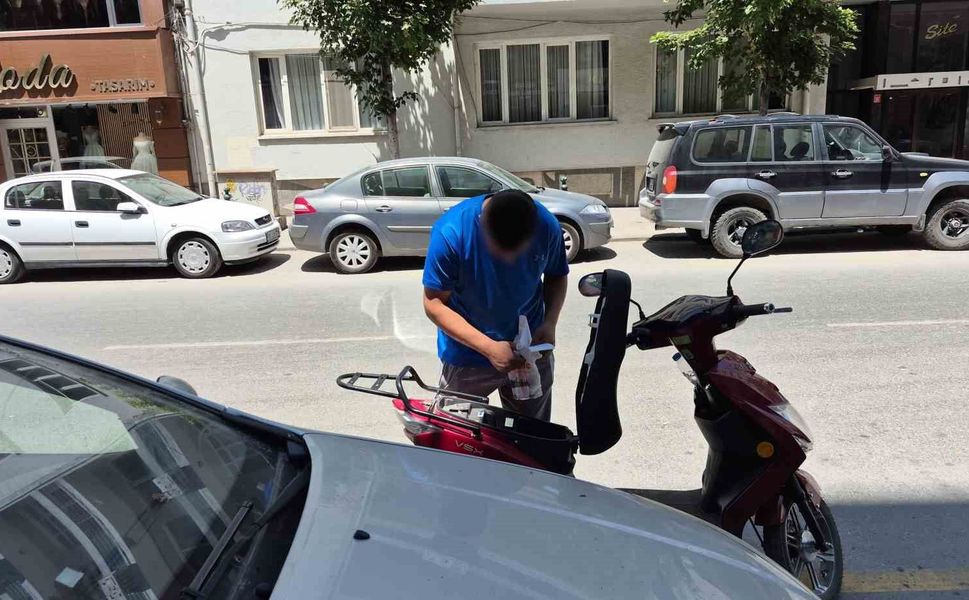 Plakasız elektrikli motosikleti bağlanan sürücü denetime girdiği caddeden taksi ile çıktı
