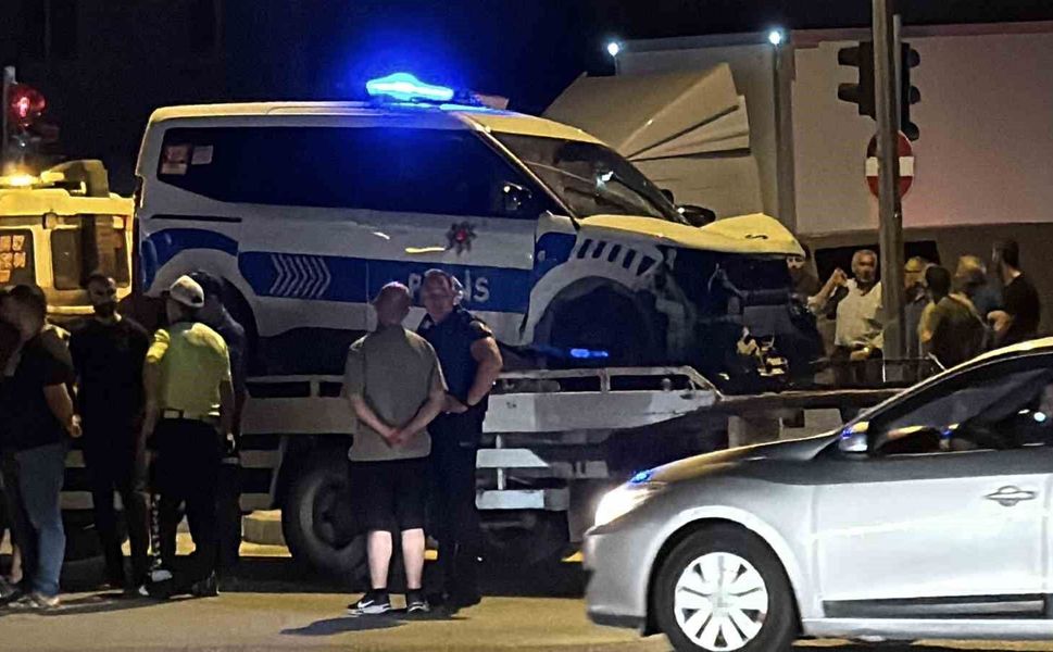 Polis aracı ile otomobil çarpıştı: 2'si polis 3 yaralı
