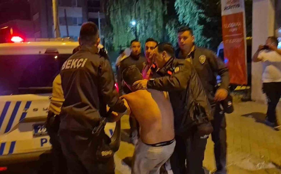 Polis ekiplerine zorluk çıkartan alkollü sürücü kafasını otobüs durağına vurdu: 'Yanıyorum, su verin. Ben teslim olmaya geldim'