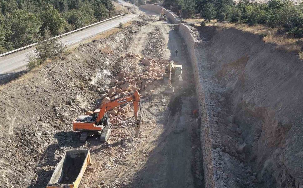 Sarıcakaya yolundaki yıkılan duvar tamir edildi, yol çalışmaları devam ediyor
