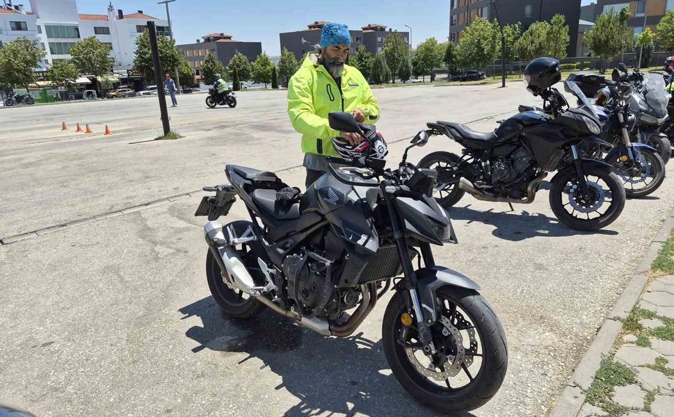 Sıcak hava bahanesiyle koruyucu ekipmanlarını ihmal eden motosiklet sürücülerine önemli uyarılar