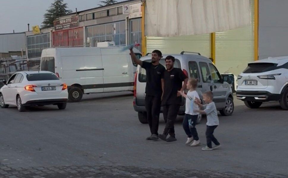 Tamir atölyesinde 'halay' molası