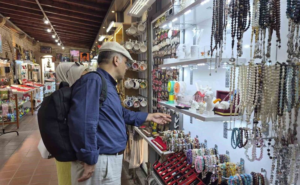 Tarihi külliyedeki lüle taşı stantlarında turist hareketliliği