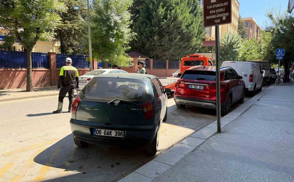 Tur otobüslerine ayrılan alana park eden araçlar ceza kesildi