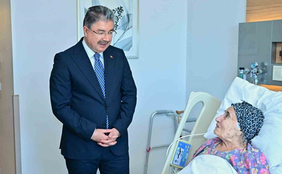 Vali Dr. Erdinç Yılmaz'dan şehit annesine hastanede ziyaret