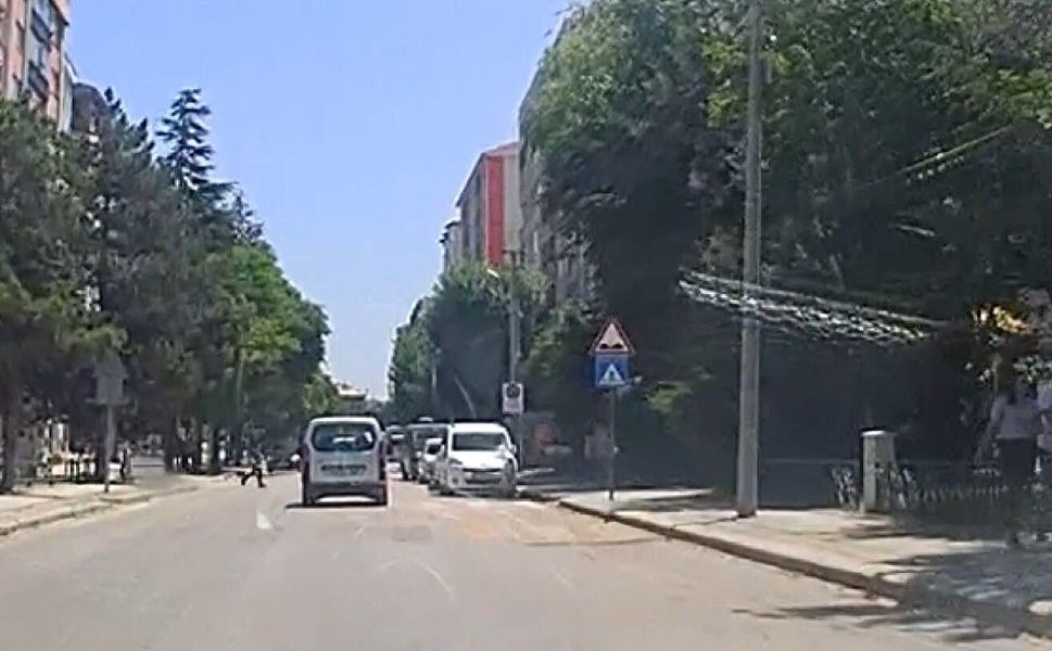Yaya geçidinde dur işareti yaptığı araç durmayınca arkasından kovaladı