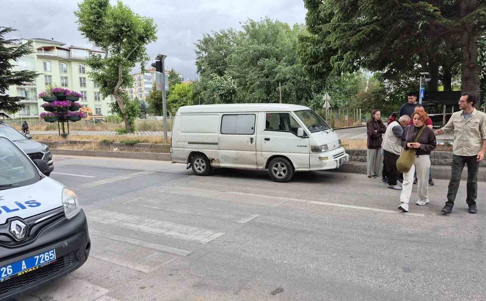 Yaya geçidinde duramayan minibüs, anneanne ve torununa çarptı
