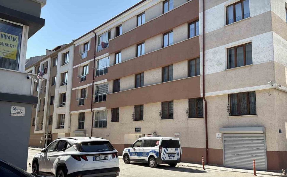 Yayılan kokular nedeniyle eve giren ekipler yaşlı adamın cesedi ile karşılaştı