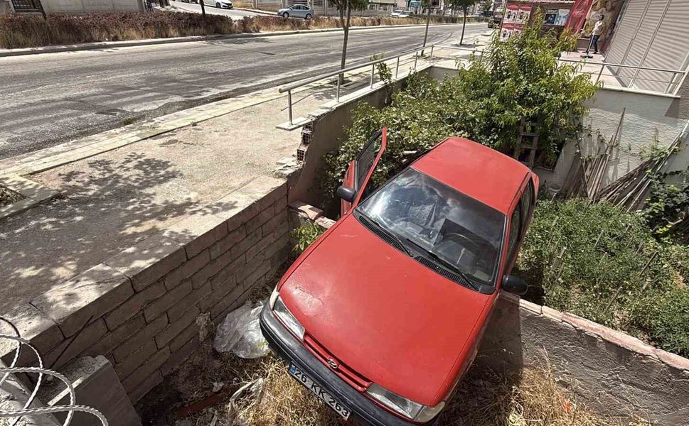 Yola dökülen zeytinyağı nedeniyle kontrolden çıkan araç bahçeye uçtu