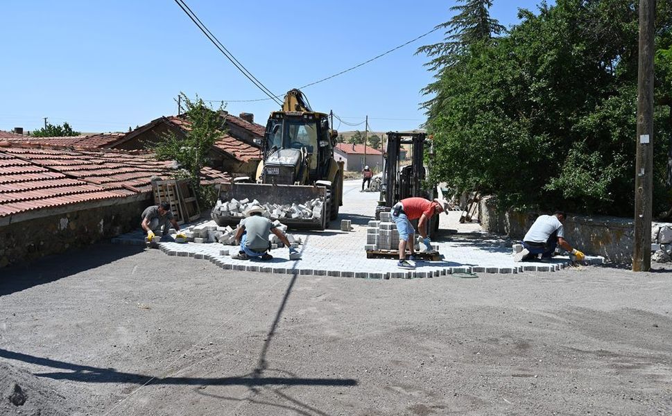 Dutluca Mahallesi'nde 5 Bin Metrekarelik Kilit Taş Yol Çalışması Devam Ediyor