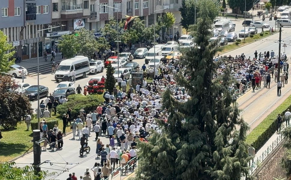 MahallÖzgür Özel'in Büyük Yürüyüş tanımına Mahalle Mitingi Benzetmesi