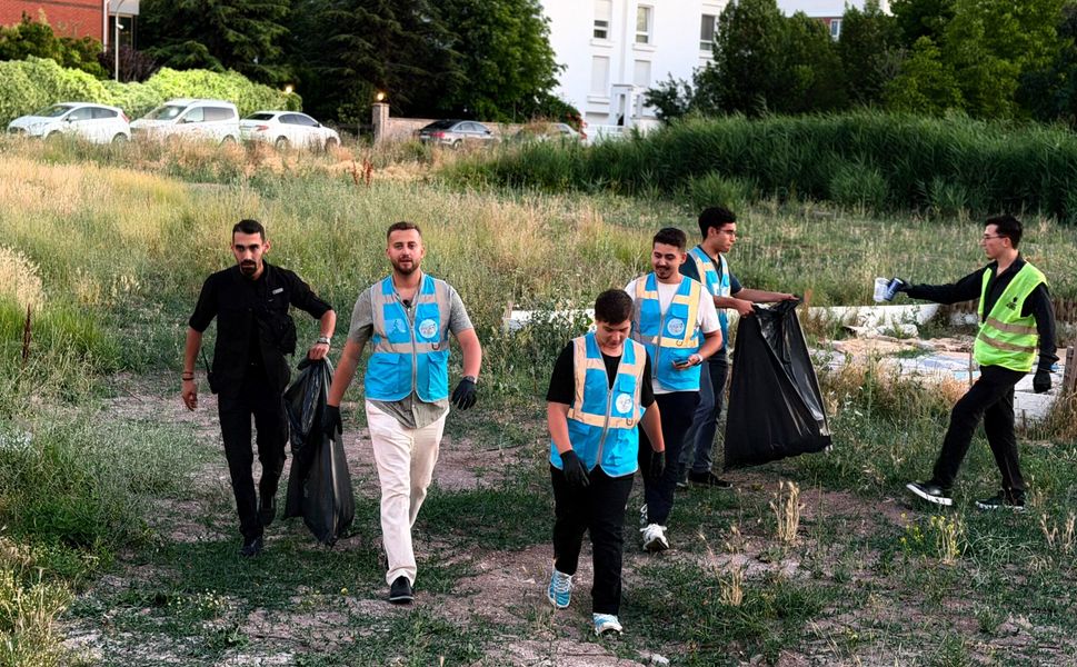 AK Gençlerden Eskişehir'de örnek davranış: Kanlıkavak'ta temizlik mesaisi