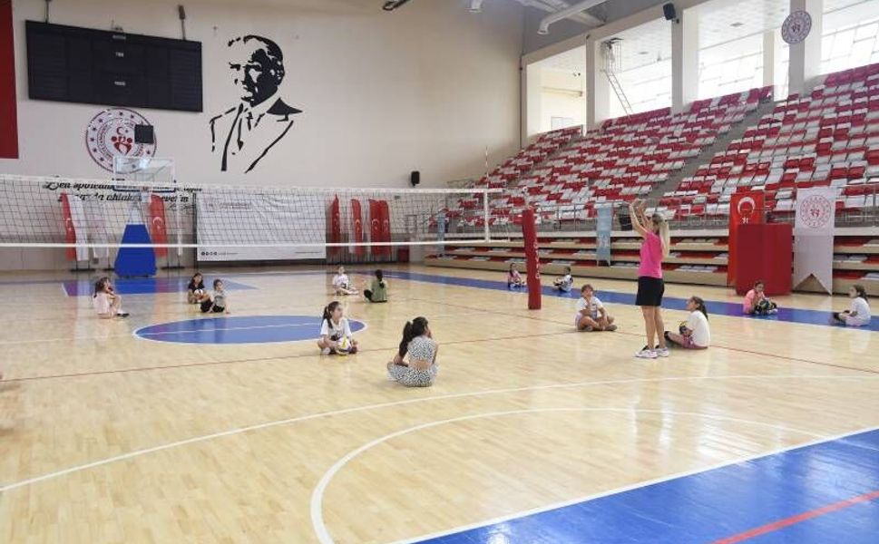 Şehit Anıl Gül Spor Salonu'nda GSB Spor Okulları Voleybol Çalışmaları Sürüyor