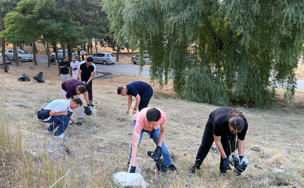 AK Gençlerden Eskişehir'de çevre temizliği seferberliği