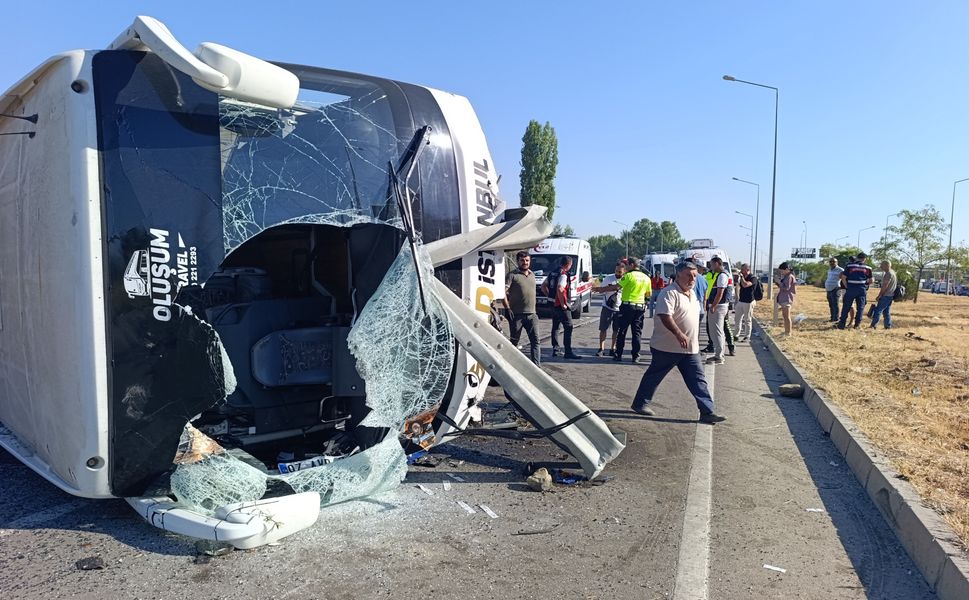 Yolcu otobüsü devrildi: 22 yaralı