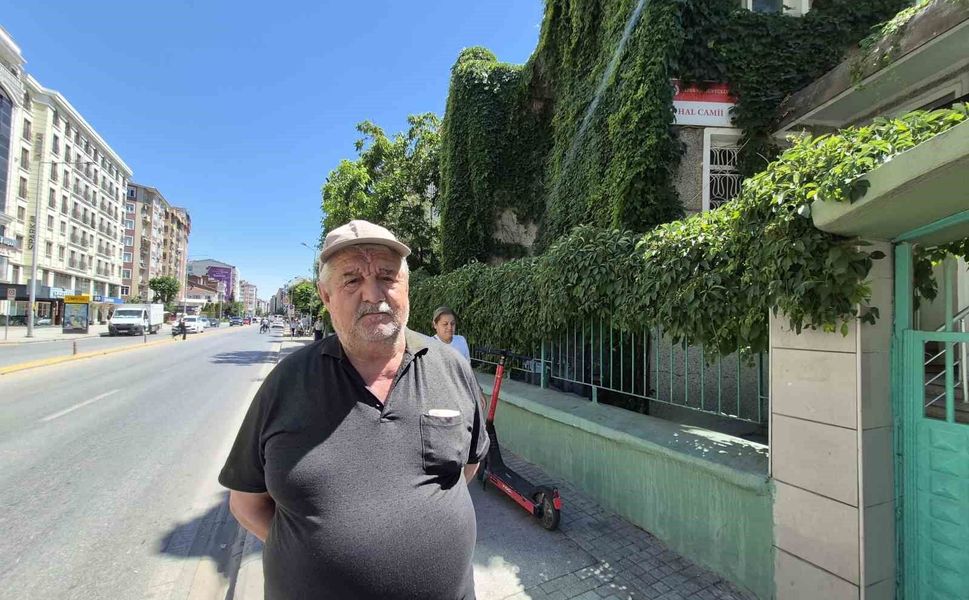 15 yıldır gönüllü olarak çalıştığı 'Sarmaşıklı Cami'ye gözü gibi bakıyor