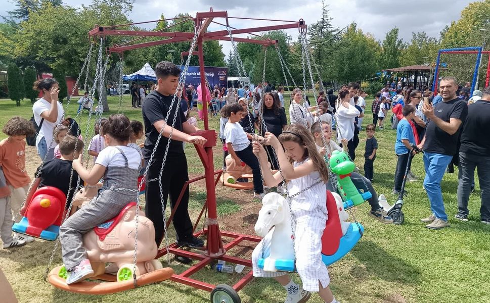 AK Parti Aile Pikniği'nde 25 bin yemek fişi 1 saatte tükendi