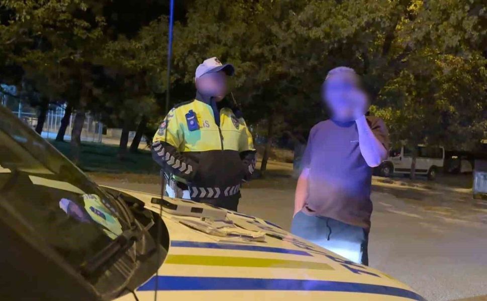 Alkollü sürücü polis otosuna binerken kapıları karıştırdı