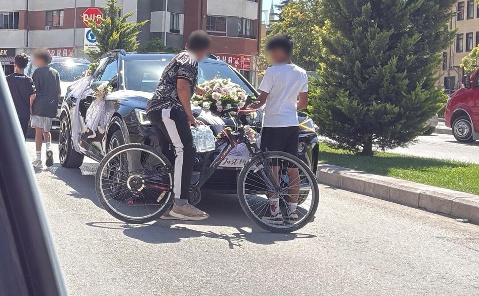 Bahşiş almak için hem kendi canlarını hem de trafiği tehlikeye attılar