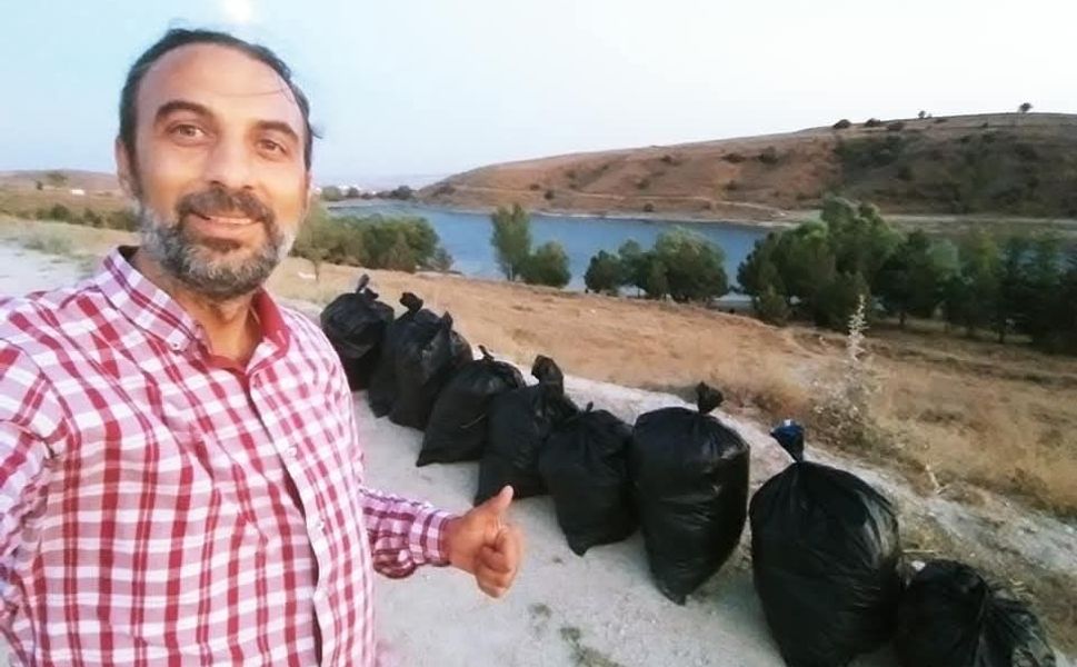 Balık tutmaya geldikleri gölette çöp topladılar