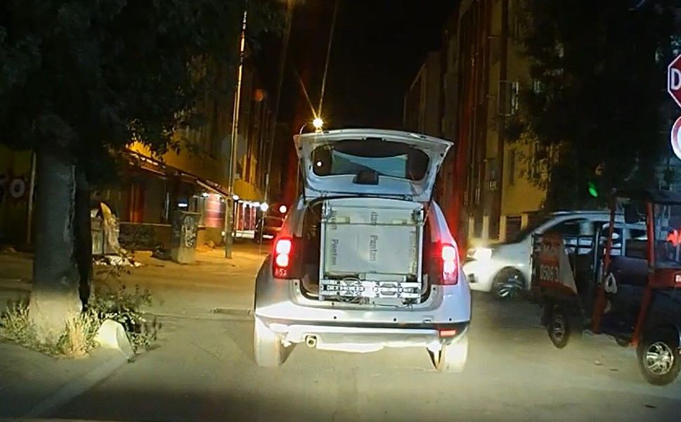 Beyaz eşyayı iple bağlayıp bagajda taşıdı