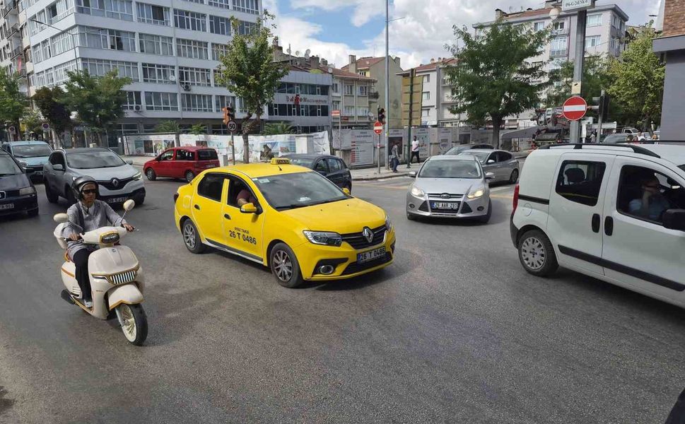 Elektrik kesintisi sebebiyle trafik ışıkları yanmayınca karışıklık meydana geldi