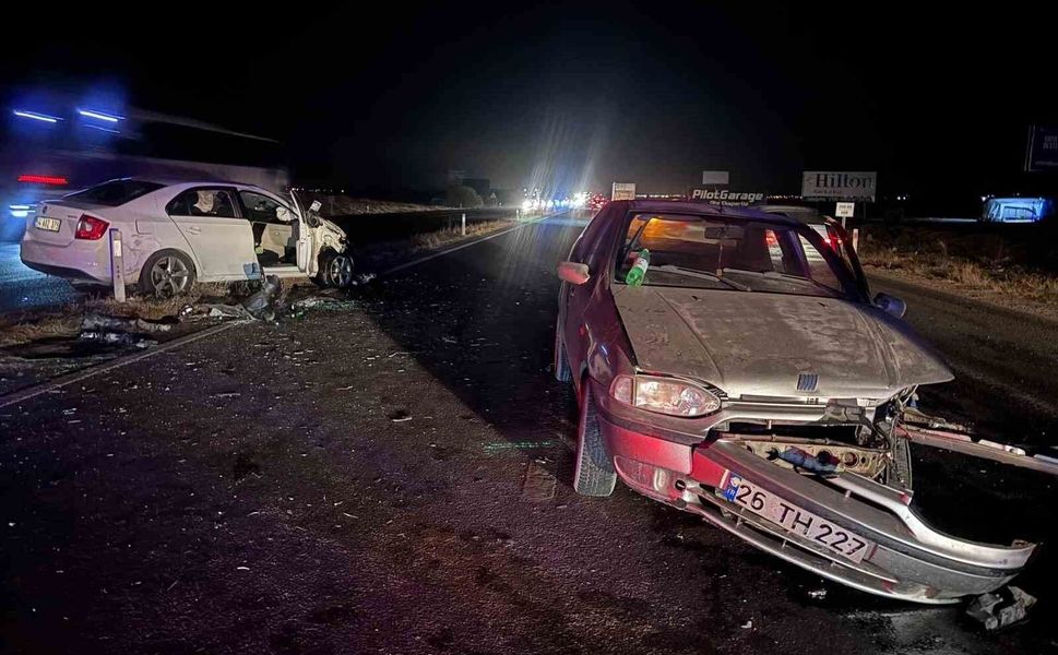 Eskişehir-Ankara yolunda iki otomobil çarpıştı: 5 yaralı