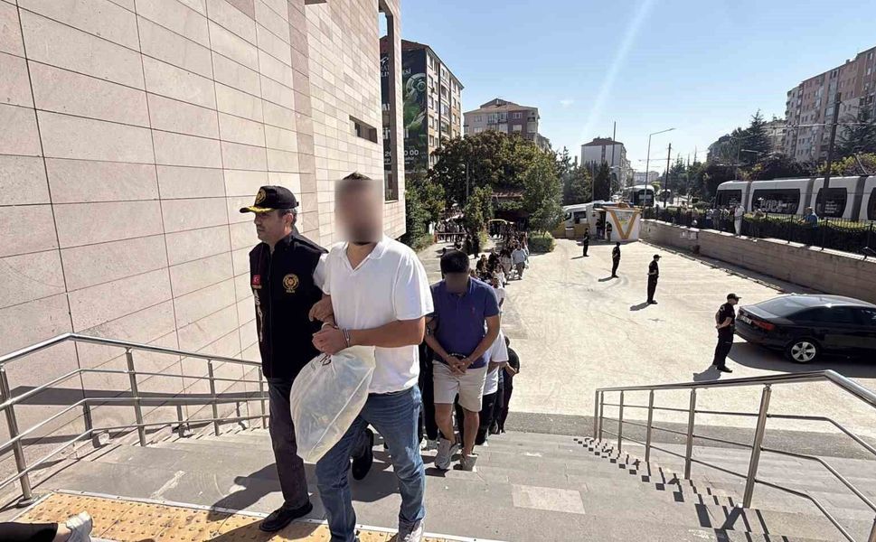 Eskişehir merkezli dev dolandırıcılık operasyonunda yakalanan 90 şüpheli adliyeye sevk edildi