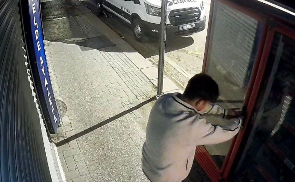 Eskişehir'de 2 çocuk kilitli meşrubat dolabını böyle zorladı