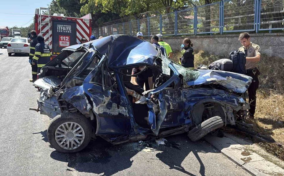 Eskişehir'de 3 aracın karıştığı feci kazada 1 ölü, 1 ağır yaralı