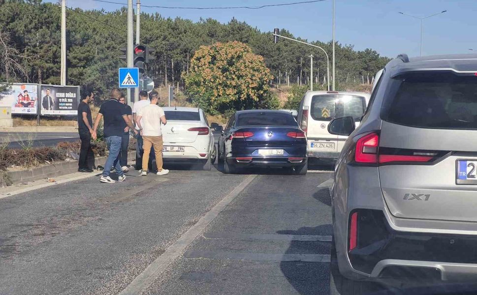 Eskişehir'de 3 aracın karıştığı kazada hasar oluştu