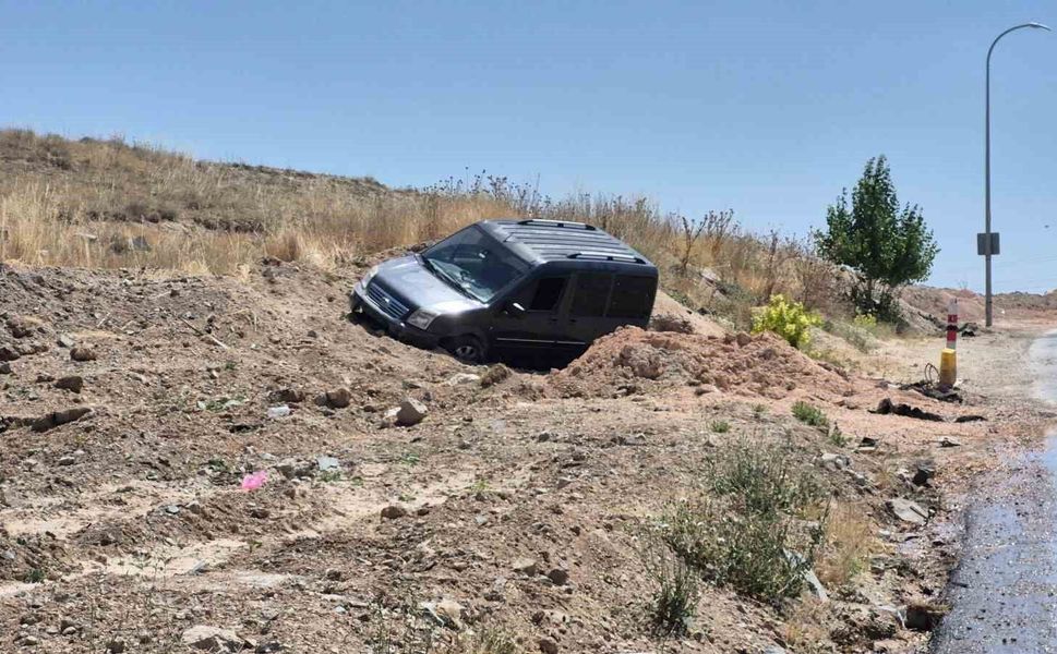 Eskişehir'de hafif ticari araç toprak alana savruldu: 2 yaralı