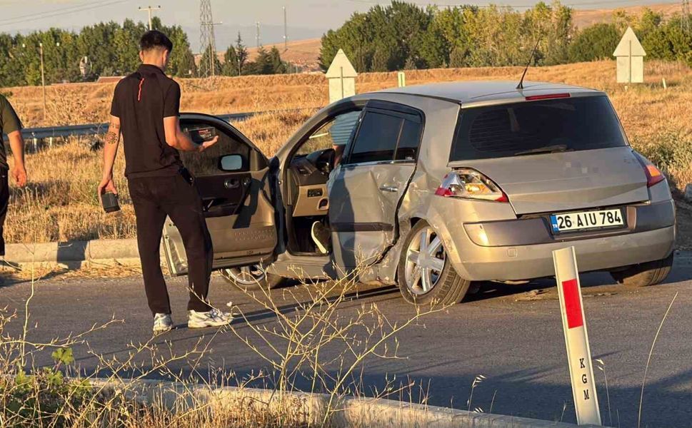 Eskişehir'de iki araç kavşakta çarpıştı: 3 yaralı