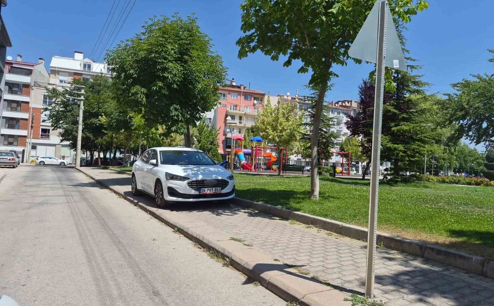 Eskişehir'de kaldırıma park eden sürücü yayaları hiçe saydı