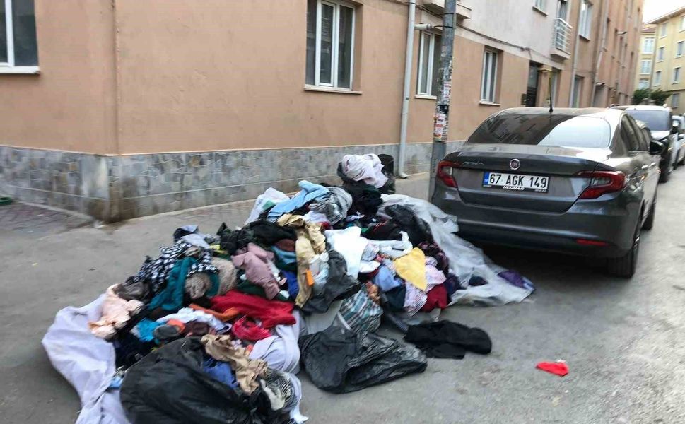 Eskişehir'de kaldırımı kapatan kıyafet yığını dikkat çekti