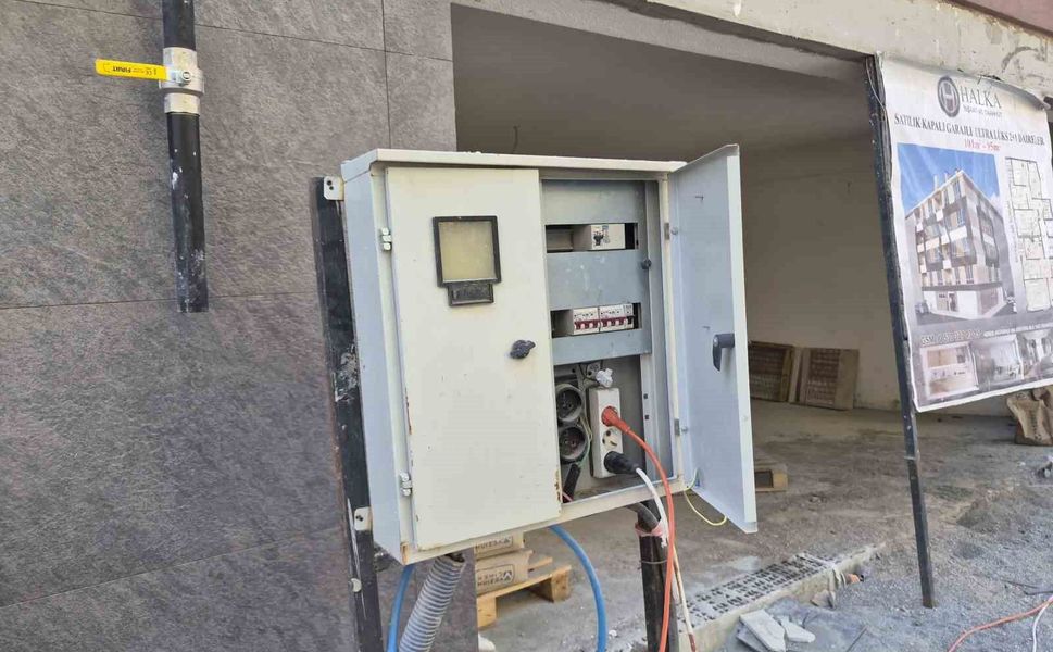 Eskişehir'de kapağı açık bırakılan elektrik panosu korkutuyor