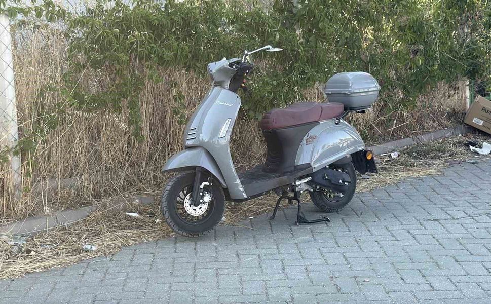 Eskişehir'de kontrolden çıkan motosiklet tramvay durağına daldı: 1 yaralı