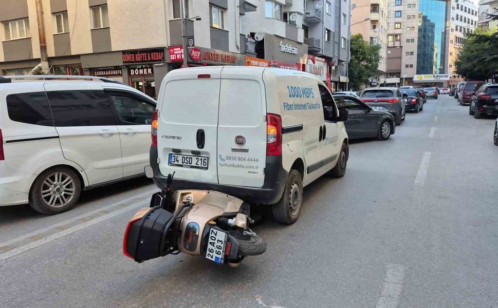 Eskişehir'de korkutan kaza: Motosiklet, hafif ticari aracın altına girdi