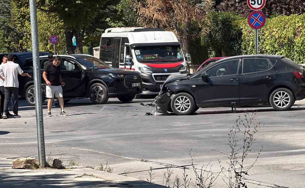 Eskişehir'de meydana gelen kazada iki araç kullanılamaz hale geldi