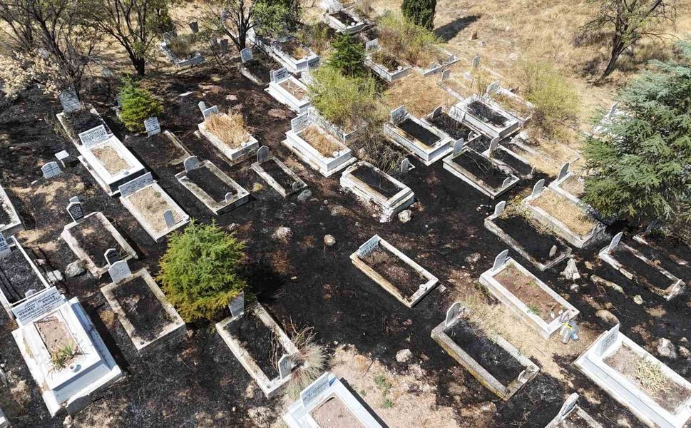 Eskişehir'de mezarlar alevler içinde kaldı