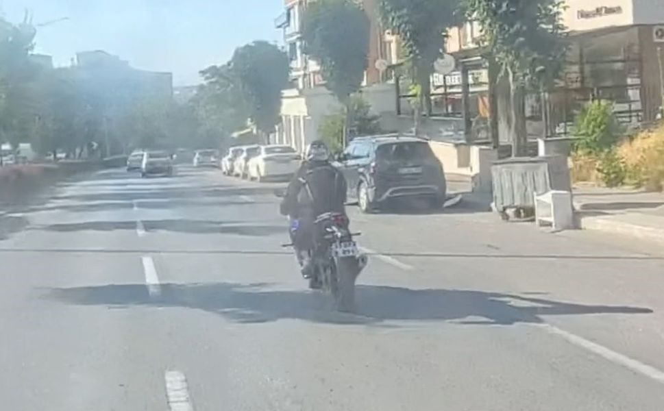 Eskişehir'de motosiklet sürücüsünün tehlikeli şovu kask kamerasına yansıdı