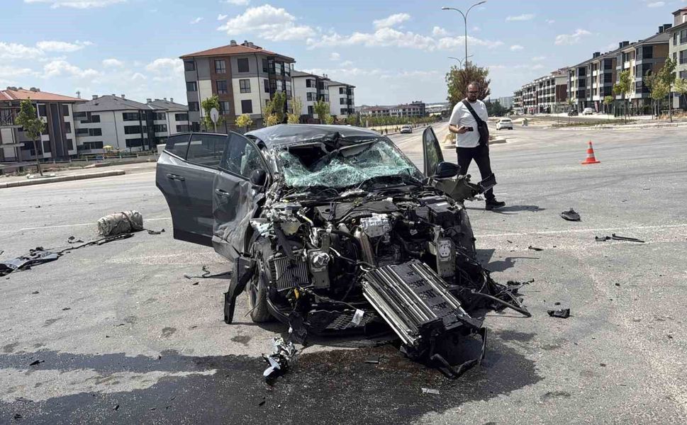 Eskişehir'de otomobil tuğla yüklü tırla çarpıştı: 1 yaralı