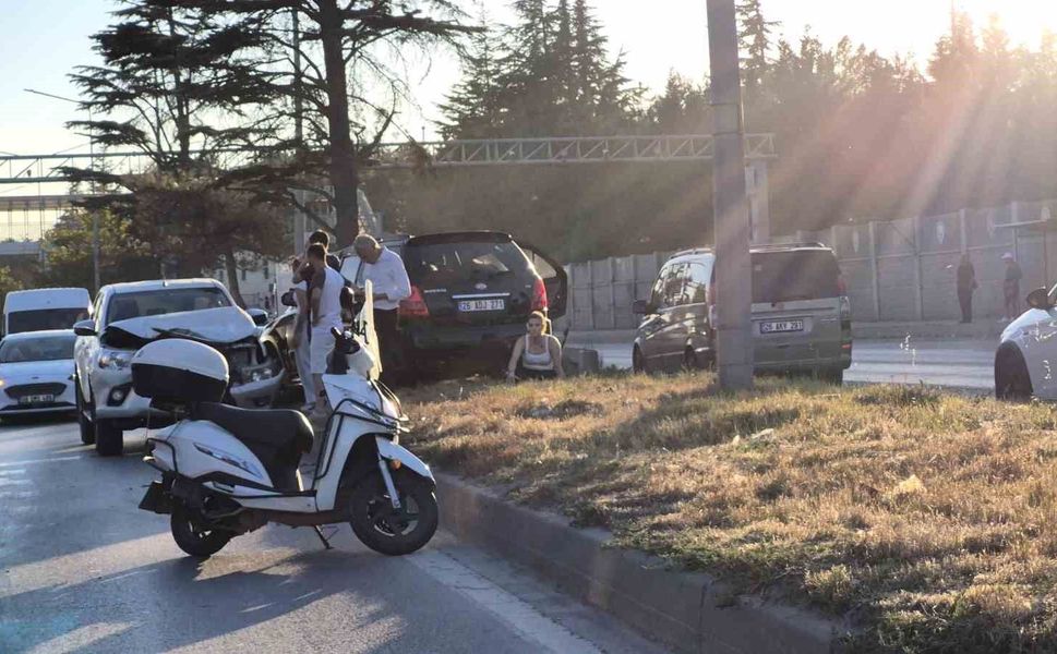 Eskişehir'de pikap ile çarpışan otomobil refüje çıktı