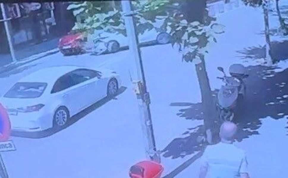 Eskişehir'de U dönüşü yapan otomobile başka bir otomobilin çarpma anı kamerada