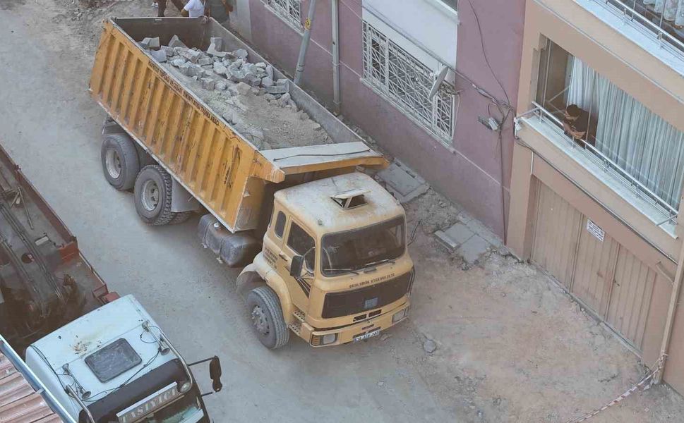 Eskişehir'de yol çöktü, belediyeye ait kamyon çukura düştü