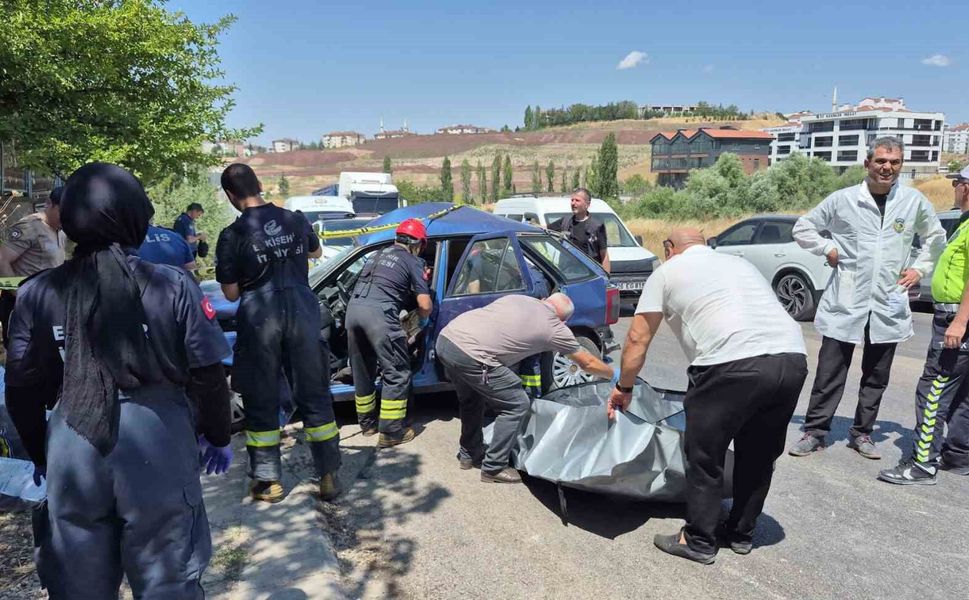 Feci kazada can veren kadının cenazesi sıkıştığı araçtan güçlükle çıkarıldı