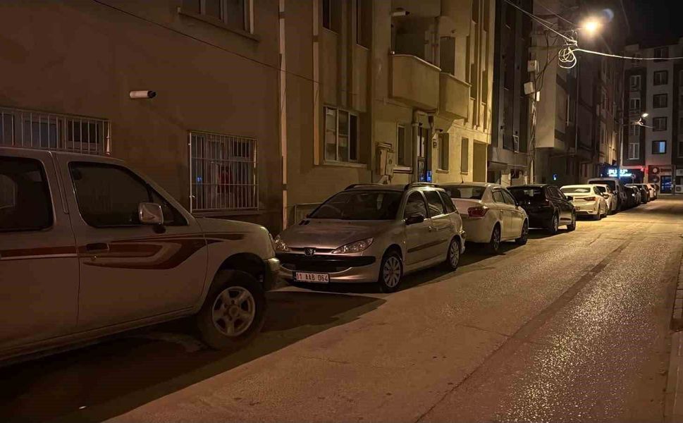 Gece yarısı çalmaya başlayan araç kornası mahalleliyi ayağa kaldırdı