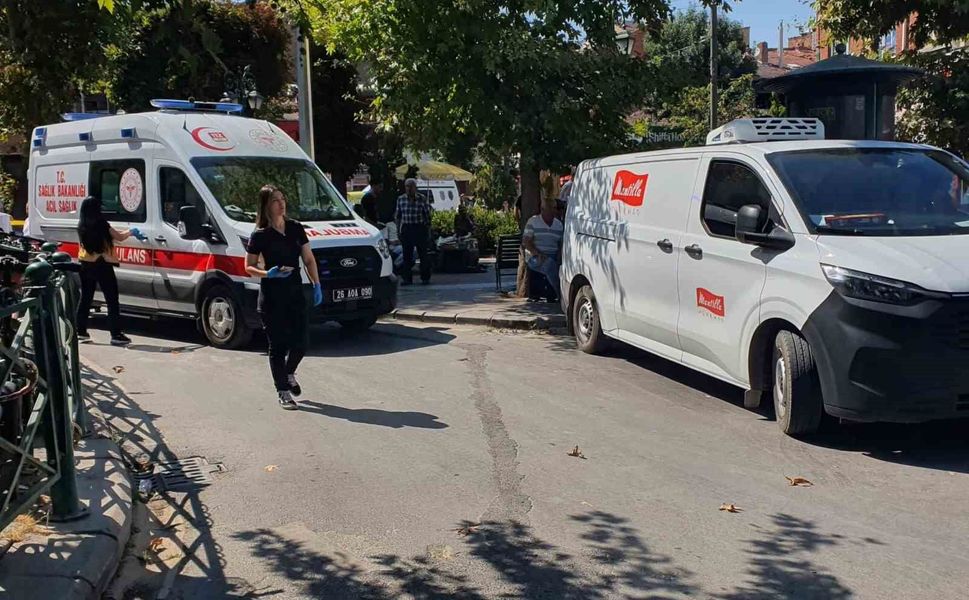Hatalı park ambulansa geçit vermedi
